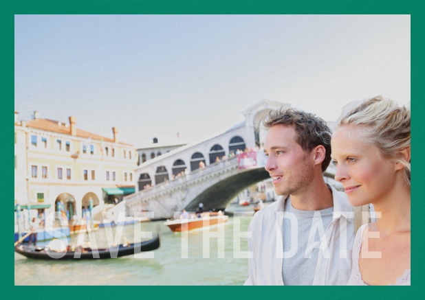 Save-the-Date Fotokarte zur Hochzeit mit veränderbarem Foto und dem Text Save the Date unten. Grün.