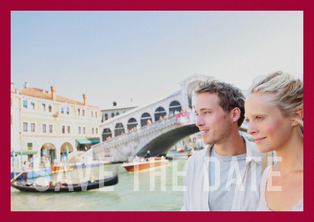 Save-the-Date Fotokarte zur Hochzeit mit veränderbarem Foto und dem Text Save the Date unten. Rot.