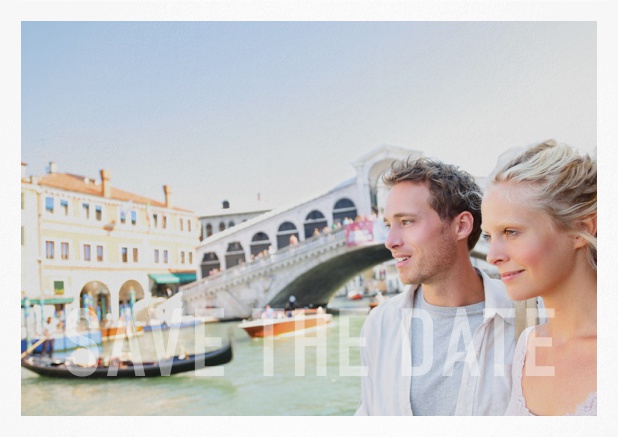 Save-the-Date Fotokarte zur Hochzeit mit veränderbarem Foto und dem Text Save the Date unten. Weiss.