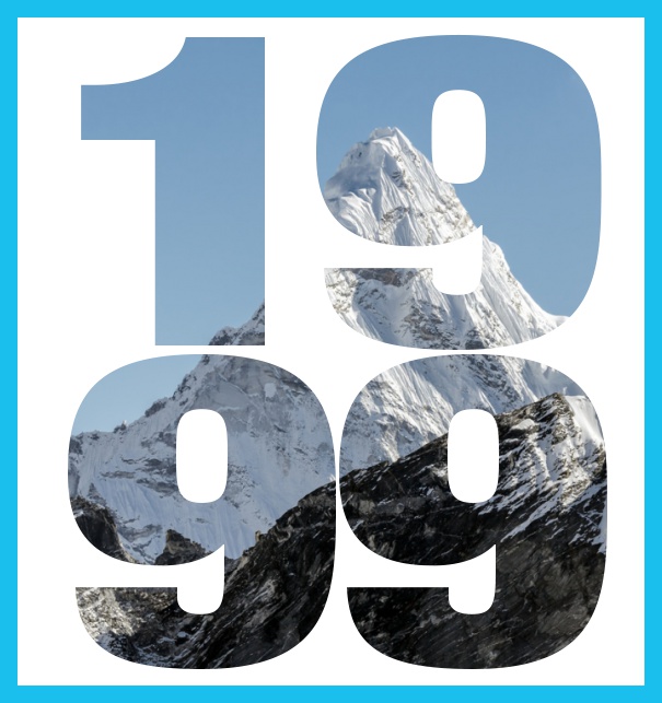 Online Einladungskarte zum 20. Jubiläum mit ausgeschnittener Jahreszahl 1999 und schönen verschneiten Bergimage dahinter. Blau.