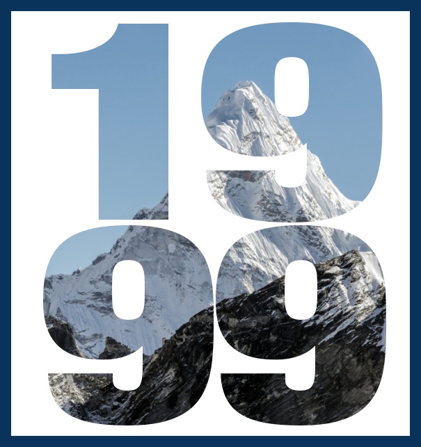 Online Einladungskarte zum 20. Jubiläum mit ausgeschnittener Jahreszahl 1999 und schönen verschneiten Bergimage dahinter. Marine.
