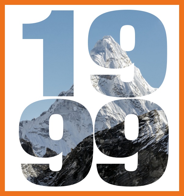 Online Einladungskarte zum 20. Jubiläum mit ausgeschnittener Jahreszahl 1999 und schönen verschneiten Bergimage dahinter. Orange.