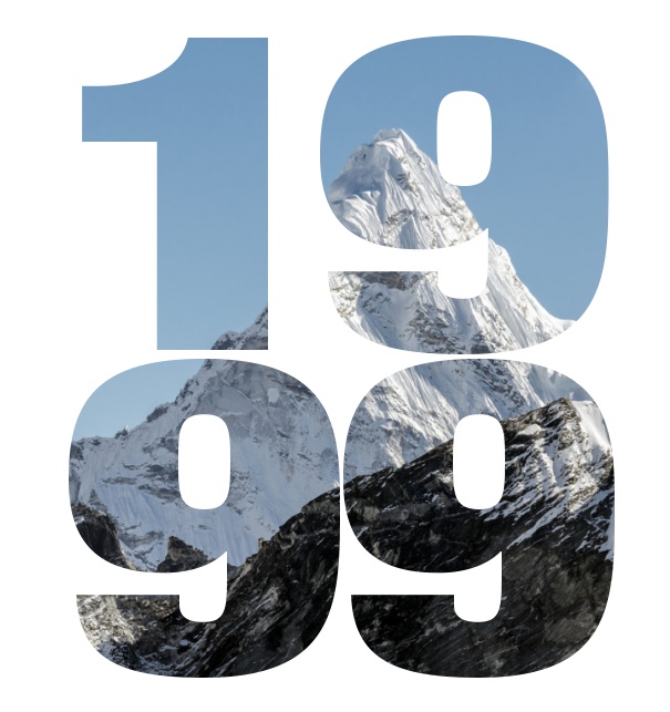 Online Einladungskarte zum 20. Jubiläum mit ausgeschnittener Jahreszahl 1999 und schönen verschneiten Bergimage dahinter. Weiss.