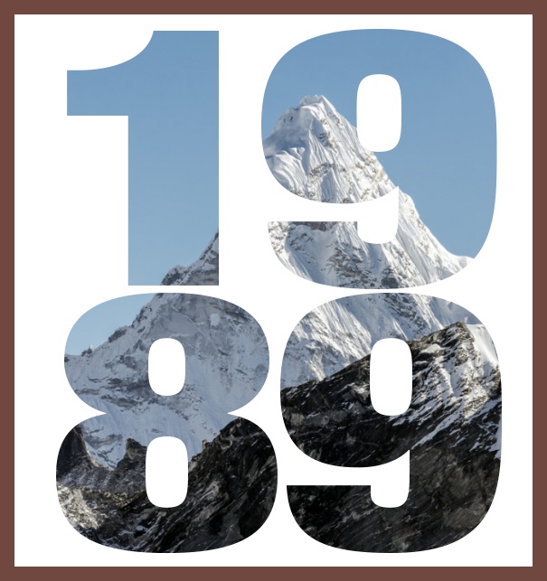 Online Einladungskarte zum 30. Jubiläum mit ausgeschnittener Jahreszahl 1989 und schönen verschneiten Bergimage dahinter. Gold.