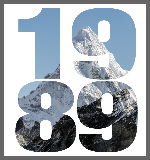 Online Einladungskarte zum 30. Jubiläum mit ausgeschnittener Jahreszahl 1989 und schönen verschneiten Bergimage dahinter. Grau.