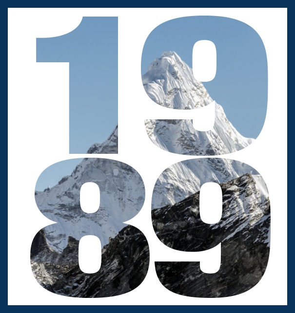 Online Einladungskarte zum 30. Jubiläum mit ausgeschnittener Jahreszahl 1989 und schönen verschneiten Bergimage dahinter. Marine.