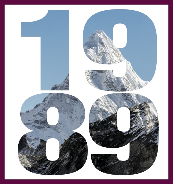 Online Einladungskarte zum 30. Jubiläum mit ausgeschnittener Jahreszahl 1989 und schönen verschneiten Bergimage dahinter. Lila.