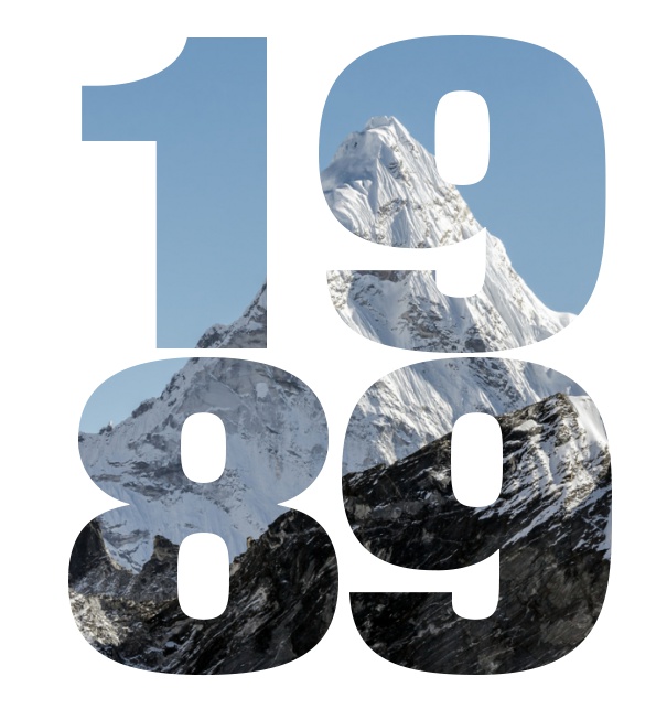 Online Einladungskarte zum 30. Jubiläum mit ausgeschnittener Jahreszahl 1989 und schönen verschneiten Bergimage dahinter. Weiss.