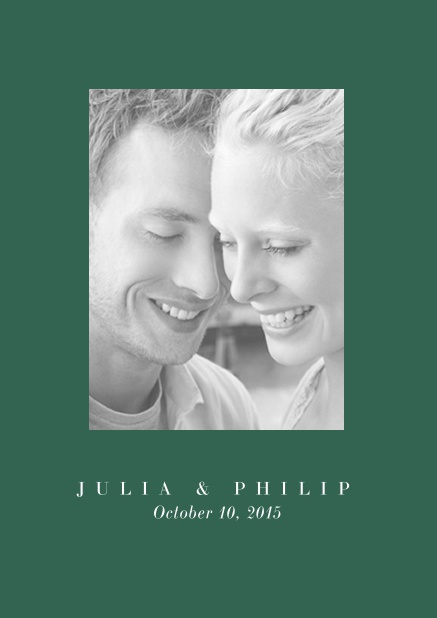 Online Hochzeitseinladungskarte mit einem großem Fotofeld und Text auf der ersten von vier gestalteten Seiten. Grün.