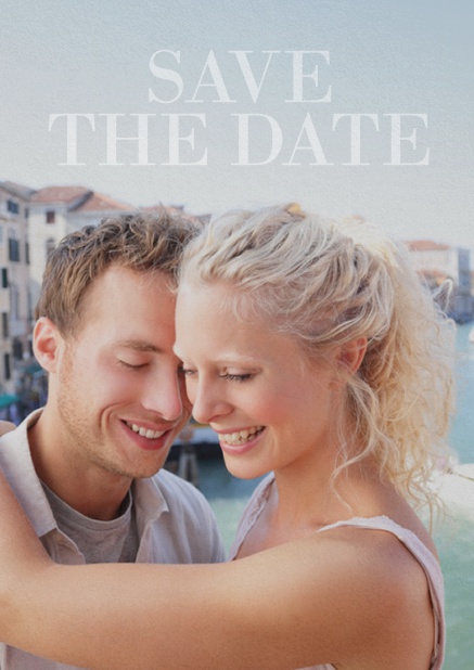 Save-the-Date Fotokarte zur Hochzeit mit veränderbarem Foto und dem Text Save the Date oben. Weiss.