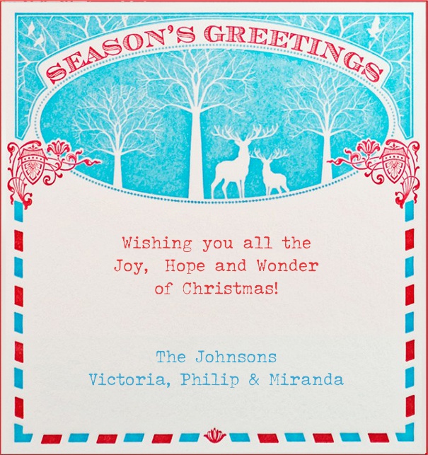 Online Weihnachtskarte mit Weihnachtslandschaft in rot/blau/weiß gehalten und Rahmen aus Zuckerstangen.