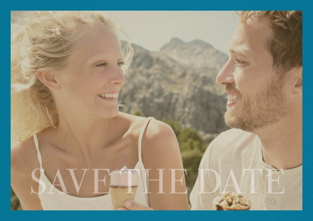 Save-the-Date Fotokarte mit veränderbarem Foto und dem Text Save the Date unten. Blau.