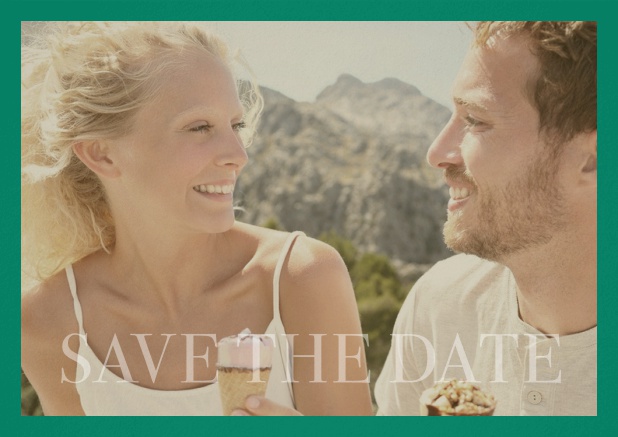 Save-the-Date Fotokarte mit veränderbarem Foto und dem Text Save the Date unten. Grün.