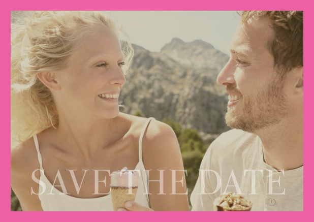 Online Fotokarte mit veränderbarem Foto und Text Save The Date unten. Rosa.