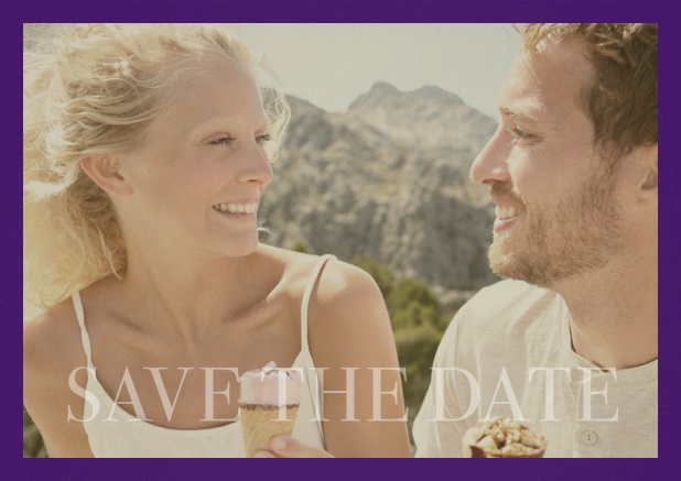 Save-the-Date Fotokarte mit veränderbarem Foto und dem Text Save the Date unten. Lila.