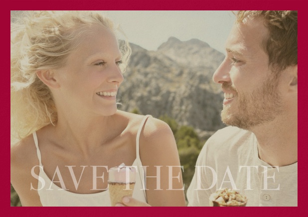 Save-the-Date Fotokarte mit veränderbarem Foto und dem Text Save the Date unten. Rot.