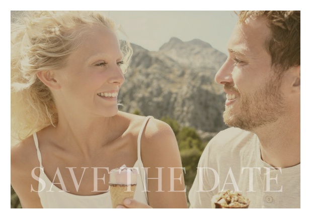 Online Fotokarte mit veränderbarem Foto und Text Save The Date unten. Weiss.