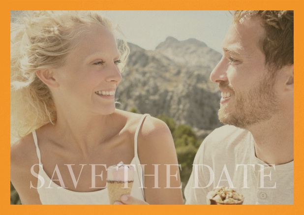 Save-the-Date Fotokarte mit veränderbarem Foto und dem Text Save the Date unten. Gelb.