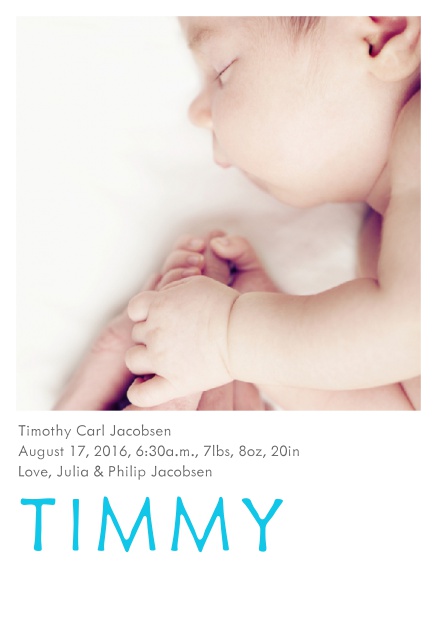 Online Fotokarte für Geburtsanzeige mit Fotofeld und veränderbarem Babynamen unten. Blau.