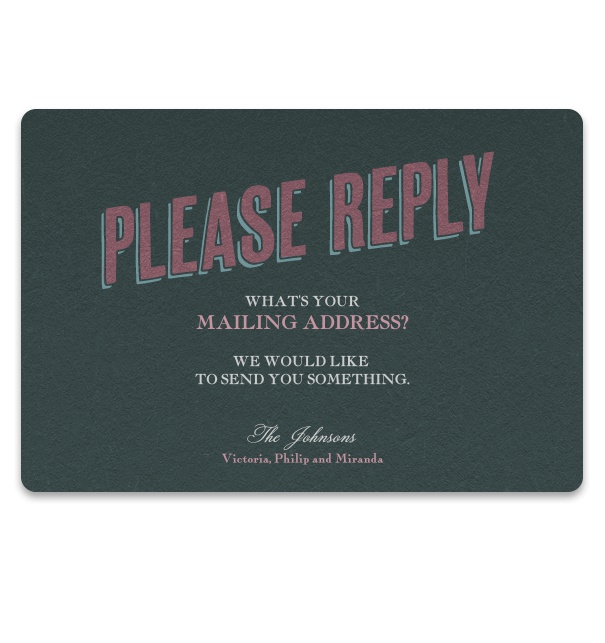 Grüne Save the Date-Karte mit rosa Aufschrift "Please reply" und editierbarem Textfeld zur Abfrage der Postadresse.