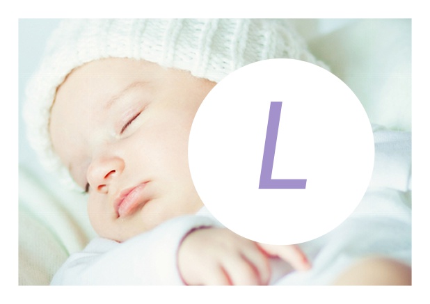 Online Geburtsanzeige mit großem Foto und editierbarem Buchstaben, inklusive editierbarem Text für die Anzeige. Lila.