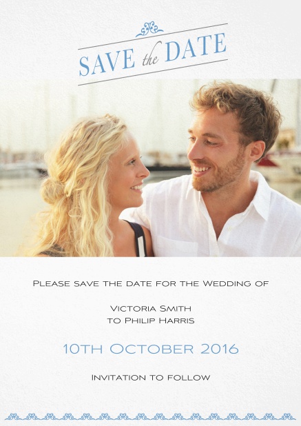 Save the Date Karte zum Datum vormerken für Hochzeiten mit Fotofeld und blauer Deko. Blau.