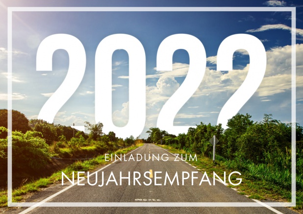 Online 2022 Silvester Einladungskarte mit 2022 am Ende einer Straße. Schwarz.