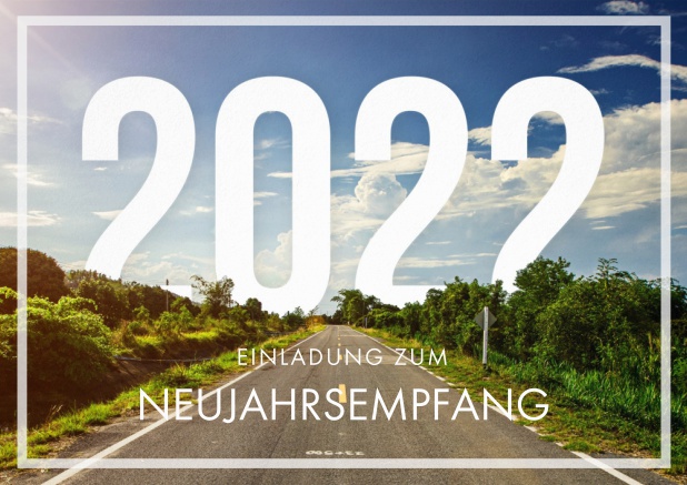 2022 Silvester Einladungskarte mit 2022 am Ende einer Straße. Blau.