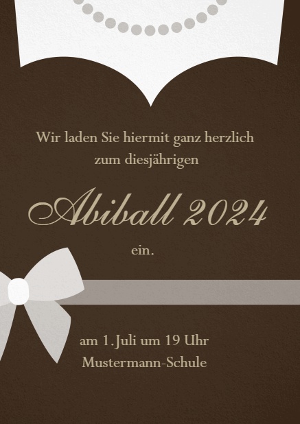 Abendkleid mit Perlenkette Abiball 2024 Einladungskarte Braun.
