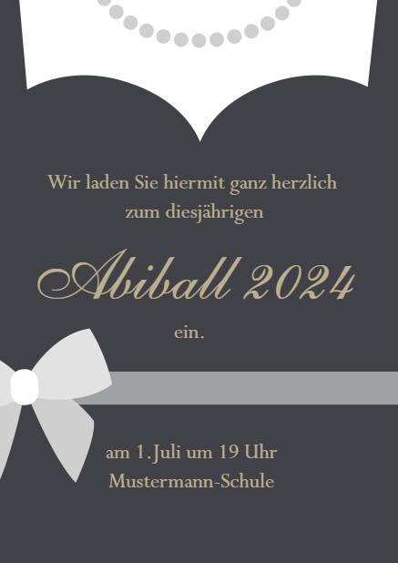 Online Abendkleid mit Perlenkette Abiball 2024 Einladungskarte Grau.