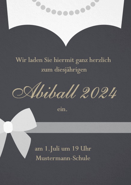 Abendkleid mit Perlenkette Abiball 2024 Einladungskarte Grau.