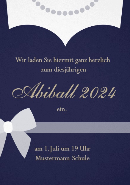 Abendkleid mit Perlenkette Abiball 2024 Einladungskarte Marine.