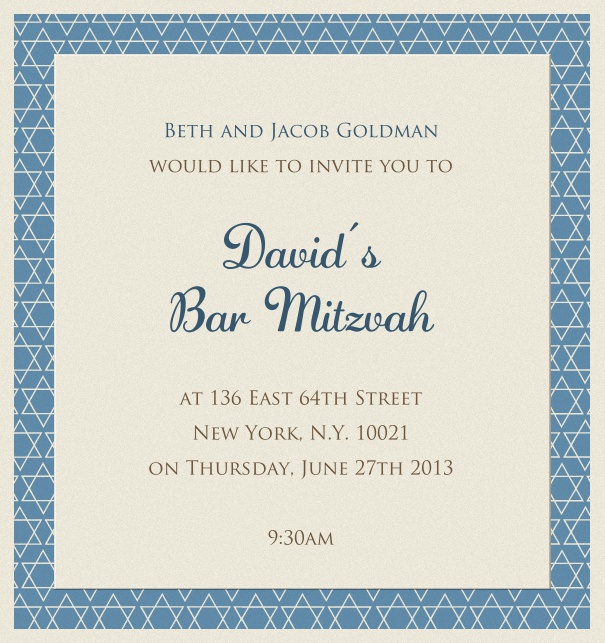 Beige Bar Mitzvah oder Bat Mitzvah Einladungskarte mit beigen Davidsternen Muster auf einem blauen Rand.