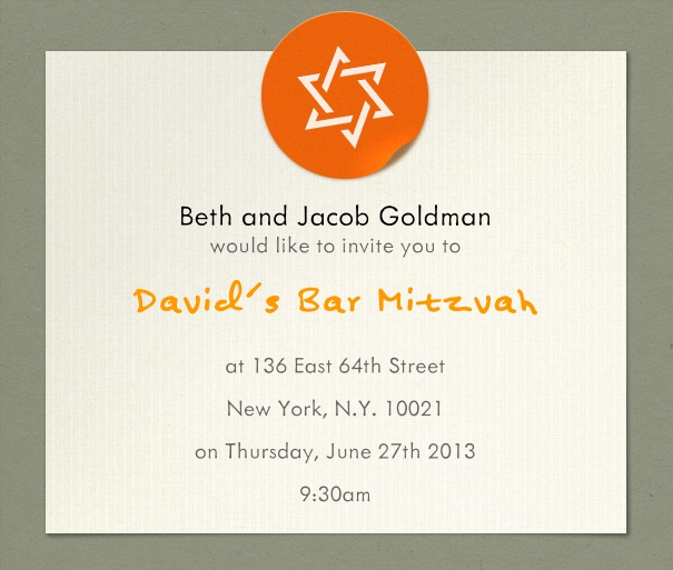 Weiße Bar Mitzvah oder Bat Mitzvah Einladungskarte mit breitem grauen Rand und einem weißen David Stern auf orangenem Hintergrund oben mittig.