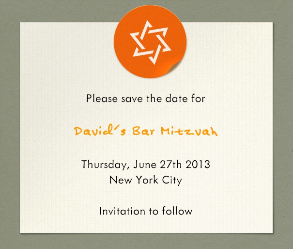 Weiße Bar Mitzvah oder Bat Mitzvah Save the Date Karte mit breitem grauen Rand und einem weißen David Stern auf orangenem Hintergrund.