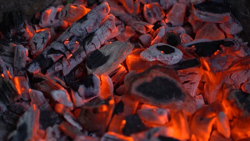 Video der brennenden Glut eines heißen Grills