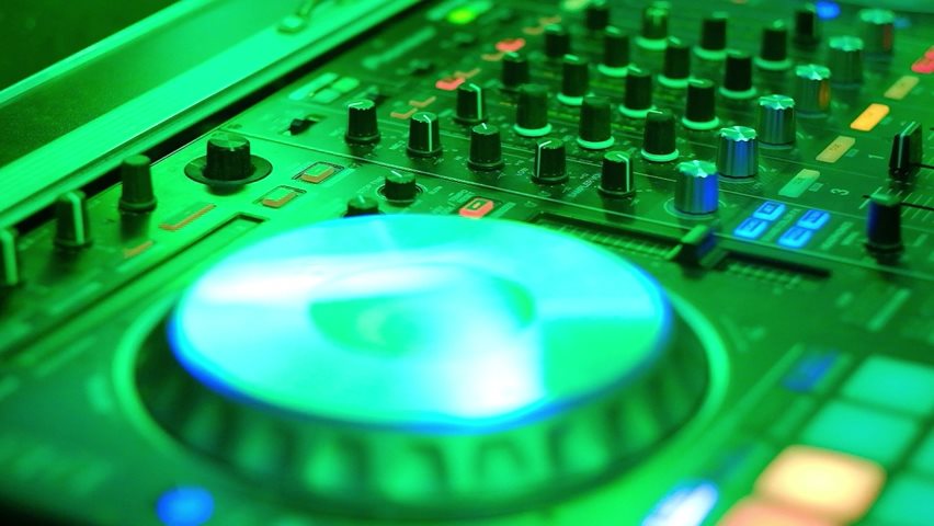 Videos eines DJ Mischpults mit CD, mischpult und Blitzlicht