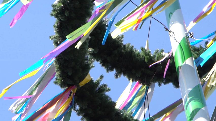 Video von einem Maibaum mit Dekoration