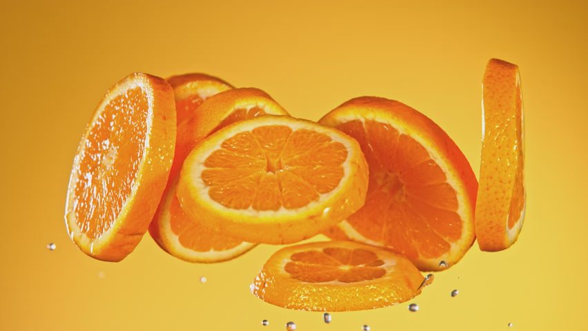 Video von frischen Orangenscheiben mit Wasser bespritzt