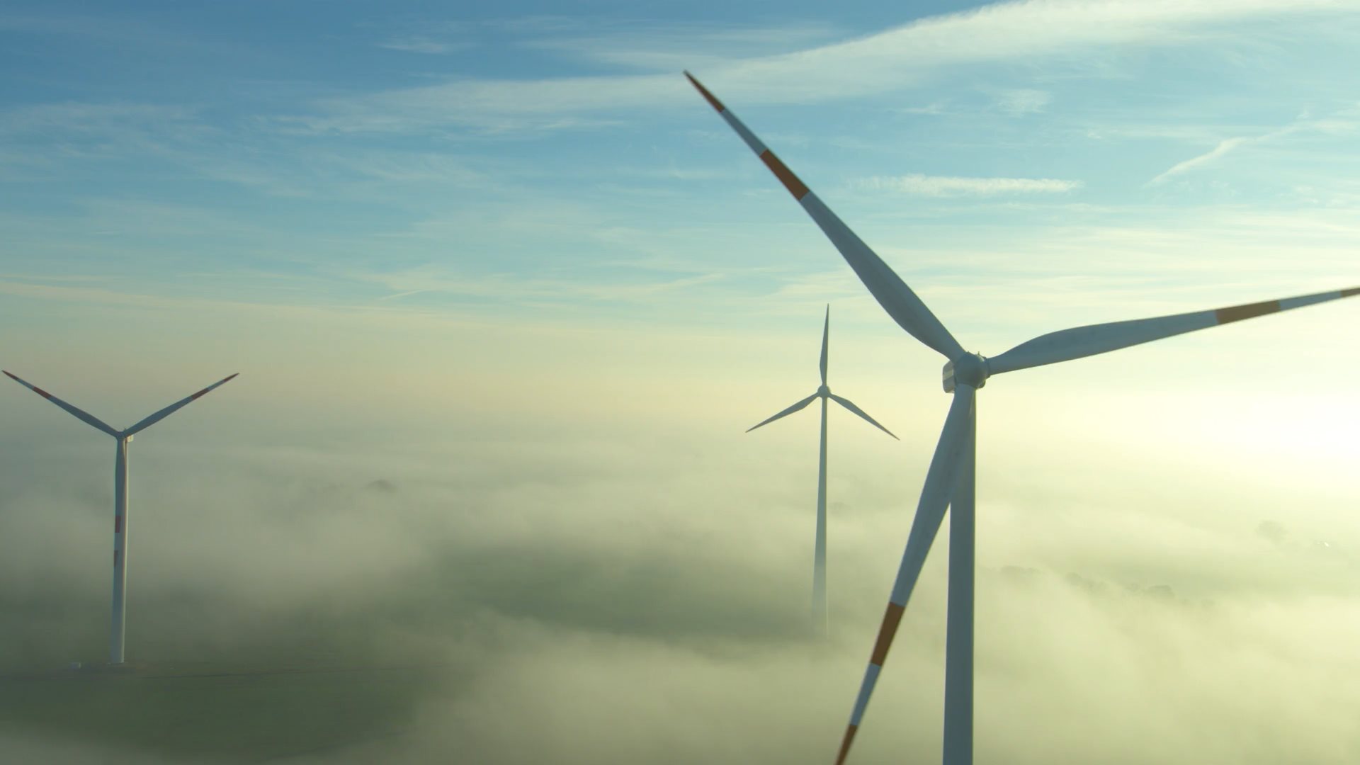 Video von Windkraftanlagen drehend im Nebel